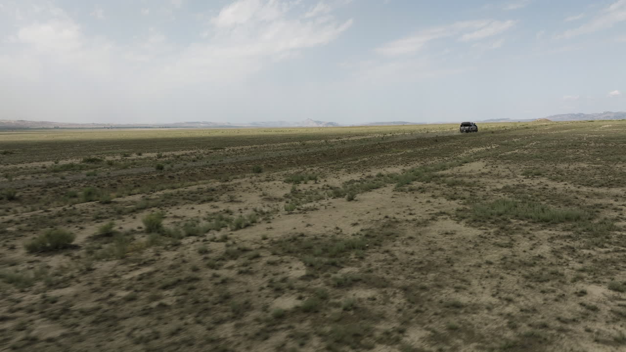 jeep todoterreno conduciendo a través de la árida llanura de estepa vashlovani en georgia