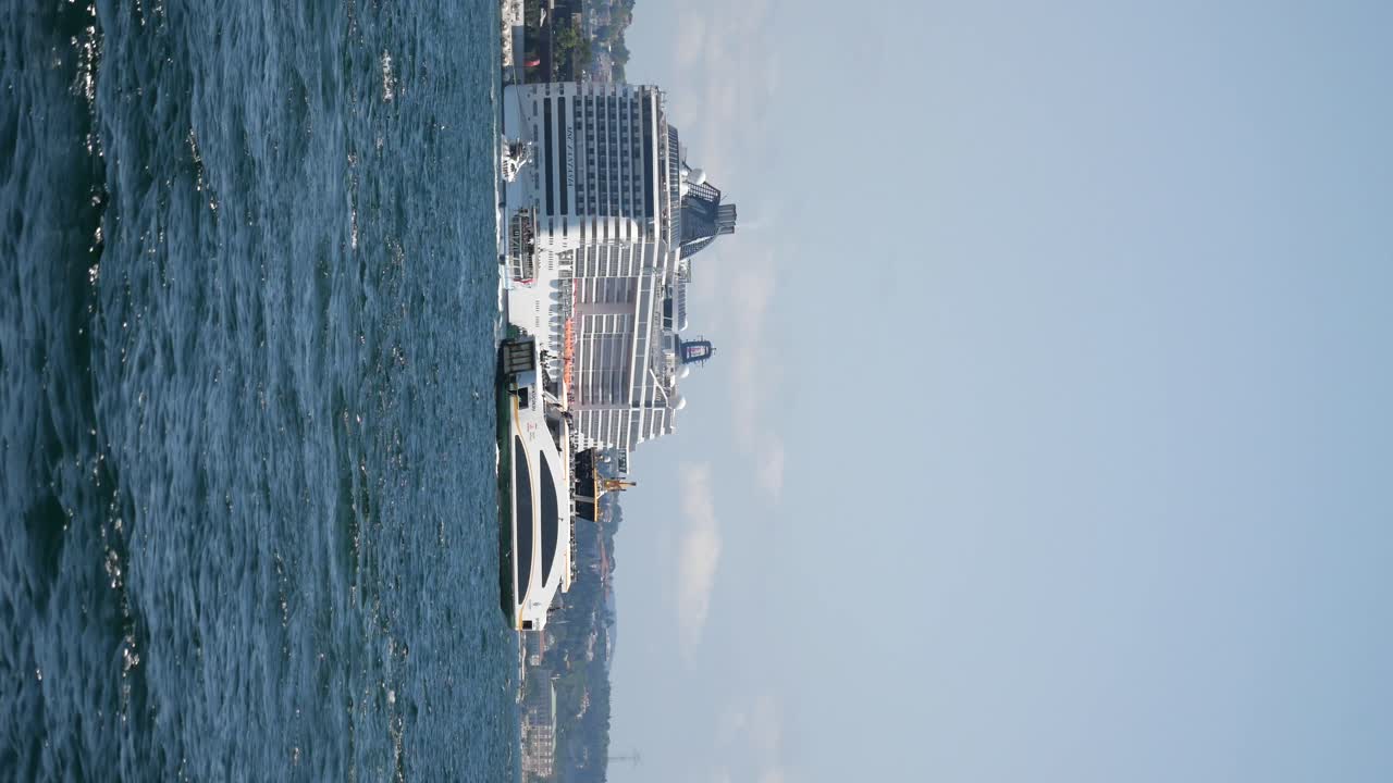 물 위 에 있는 크루즈 선박