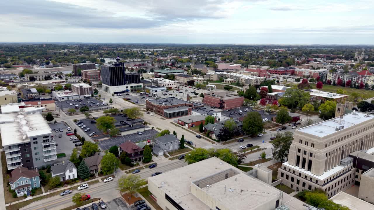 cámara lenta aérea acercándose a Sheboygan, Wisconsin