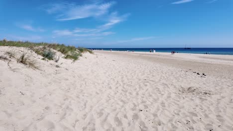 playa de arena con agua de mar azul y azul, video en cámara lenta