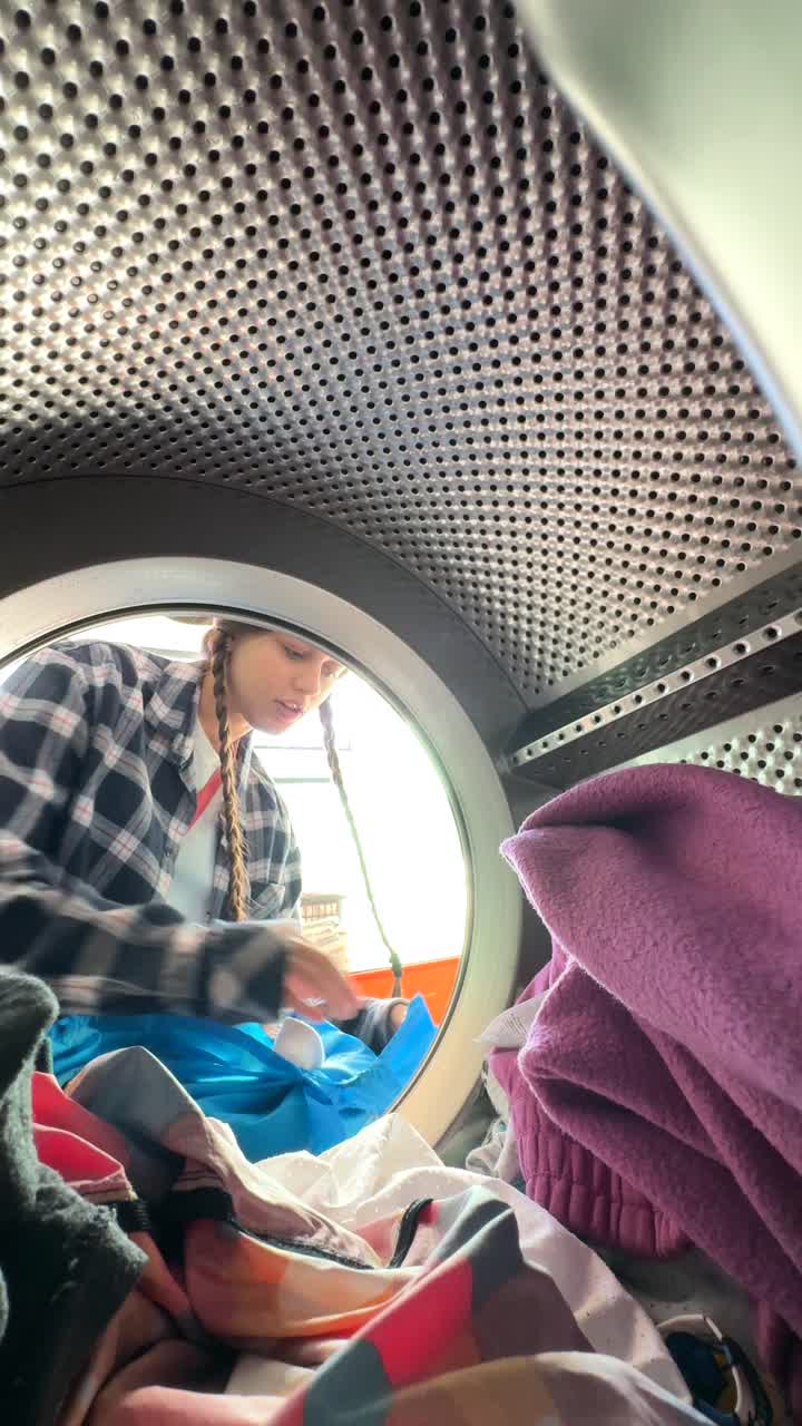 cargar ropa en una lavadora