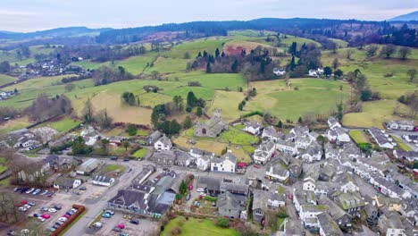 Drohne,-Luftaufnahmen-Des-Historischen-Dorfes-Hawkshead,-Einer-Antiken-Stadt-Im-Lake-District,-Cumbria