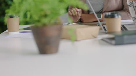 equipo de jóvenes empresarios desarrolladores de software que diseñan aplicaciones móviles mujeres inteligentes que usan tabletas compartiendo ideas creativas para aplicaciones de comunicación trabajo en equipo en la oficina moderna
