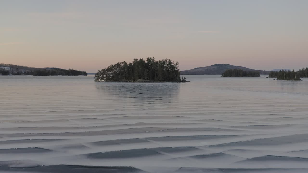 isla atrapada en el lago moosehead congelado