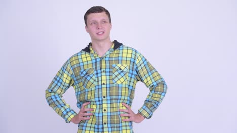 joven feliz y guapo hombre hipster