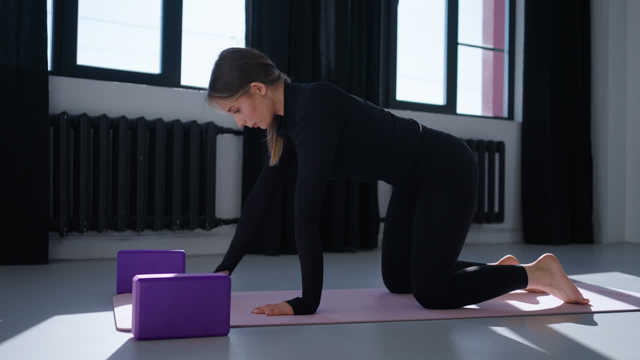 mujer haciendo estiramientos de yoga en un estudio