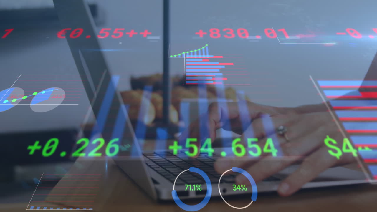 animación de gráficos y tablero de negociación sobre la sección media recortada de una mujer caucásica trabajando en una computadora portátil