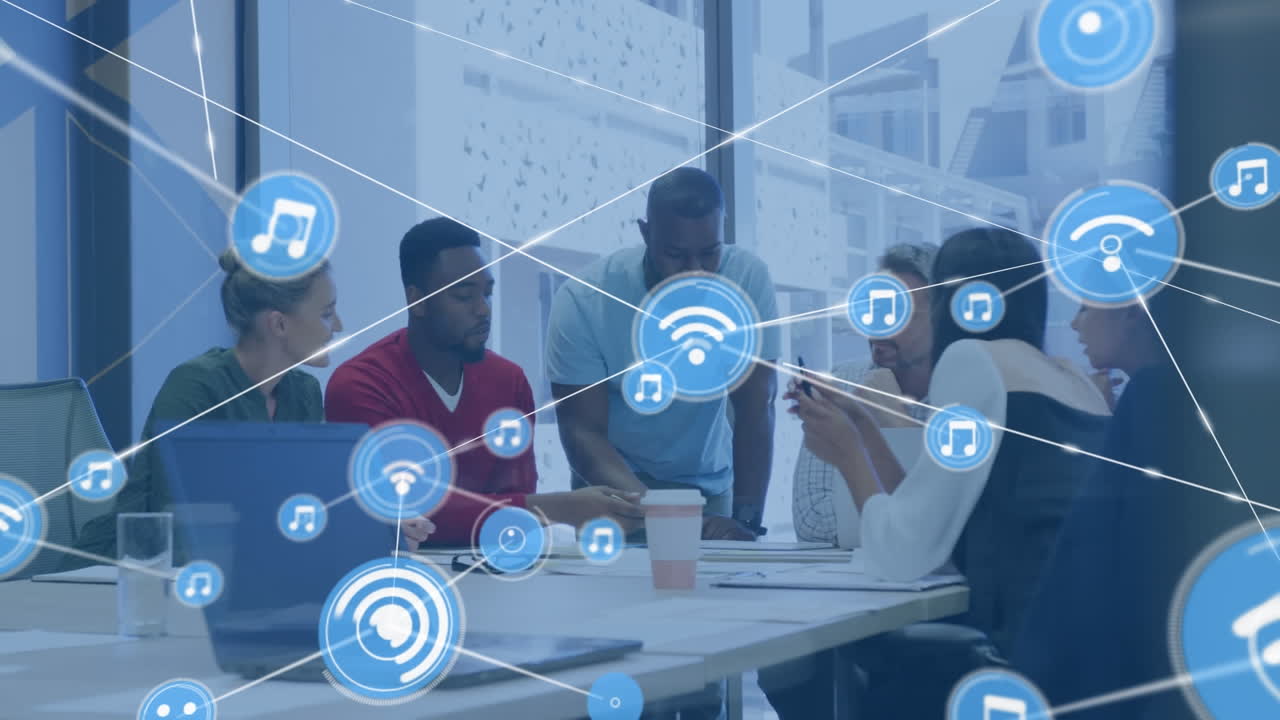 animación de una red de iconos digitales sobre un equipo diverso de colegas discutiendo juntos en la oficina