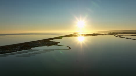 Erhöhte-Mediterrane-Meereslandschaft-Mit-Sonnenuntergangsstraße.