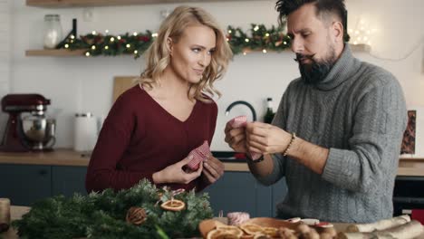 Pareja-Adulta-Haciendo-Adornos-Navideños-Juntos