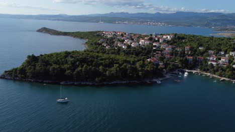 vuelo rápido de drones a gran altura sobre la costa croata de krk con algunas correcciones de rumbo en pleno vuelo a lo largo de los pequeños pueblos y puertos