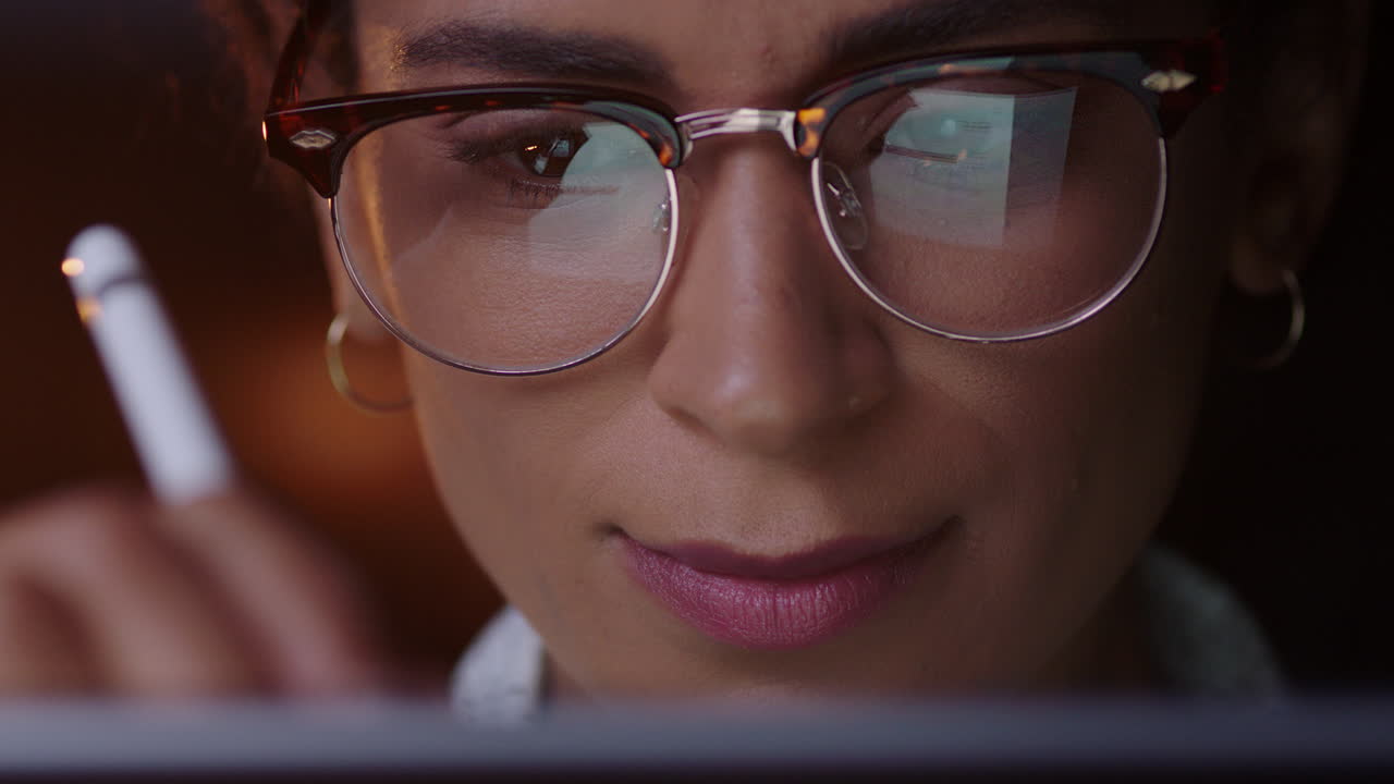 retrato de cerca de una hermosa mujer de negocios usando una computadora tablet dibujando en la pantalla diseñador gráfico trabajando tarde dibujando artista de diseño con lápiz stylus