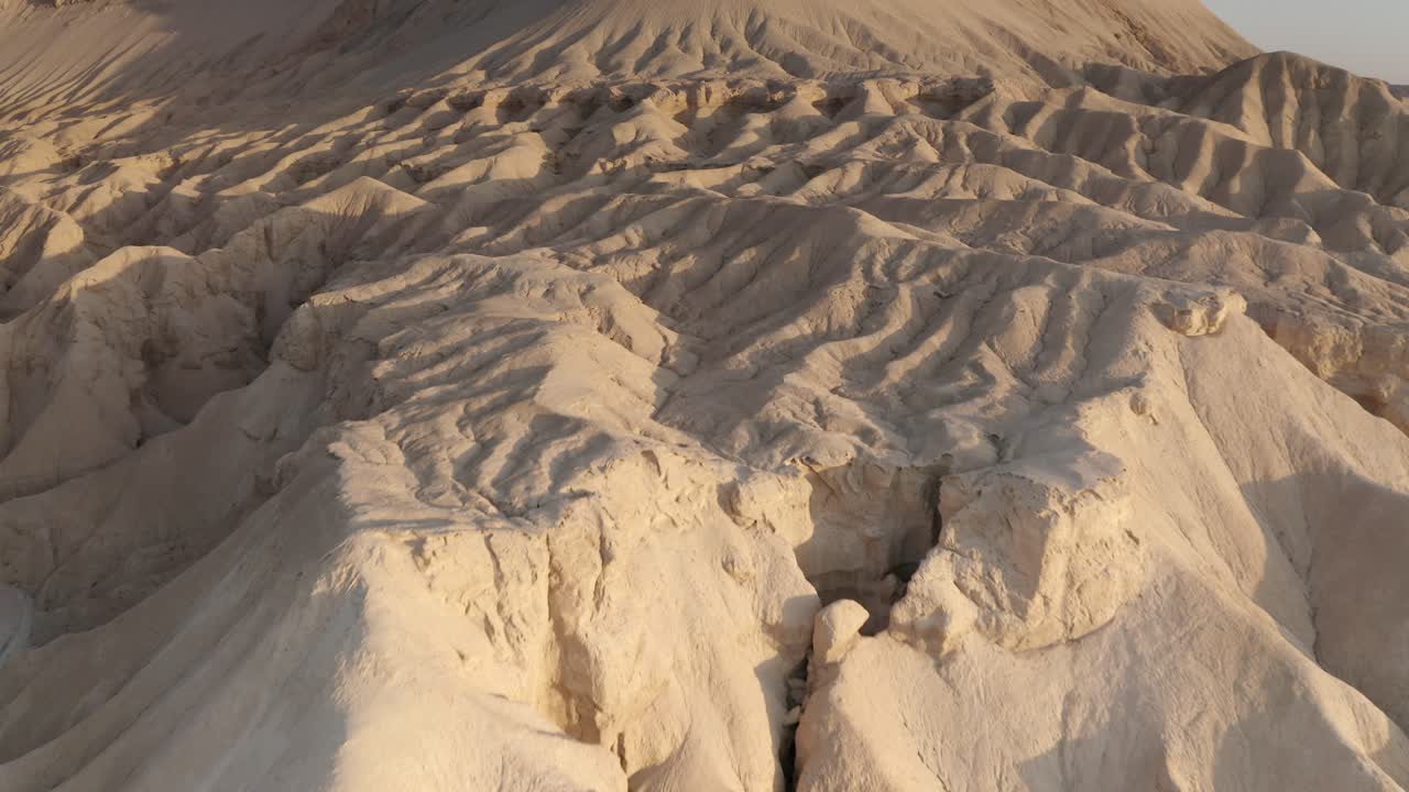 vista aérea de un paisaje de montaña desértica