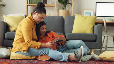 Pareja-Feliz-Juntos,-Use-Una-Tableta-En-La-Sala-De-Estar