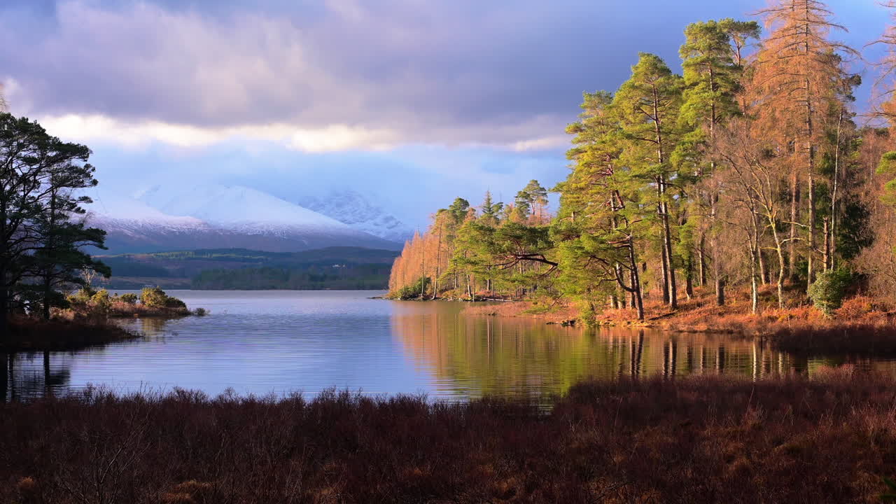 Snowdonia'ya Doğru Bakan Loch Lochy Yol Kenarı Manzarası