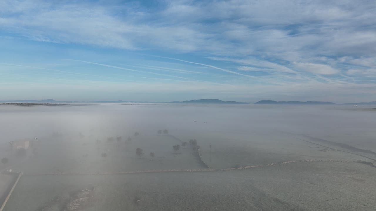 pantano de casar de caceres extremadura vuelo matutino con niebla c4k 30 fps