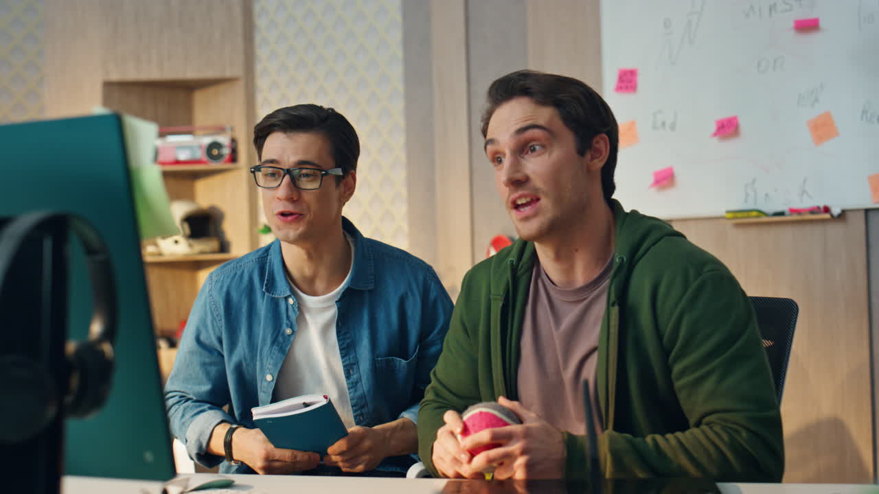 긍정적 인 남성 비디오 대화 현대 사무실에서 선도적인 프레젠테이션 온라인 회의