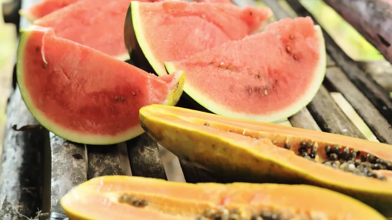 Scorrimento fluido della telecamera su fette di frutta fresca che evidenzia colori vivaci e dettagli.