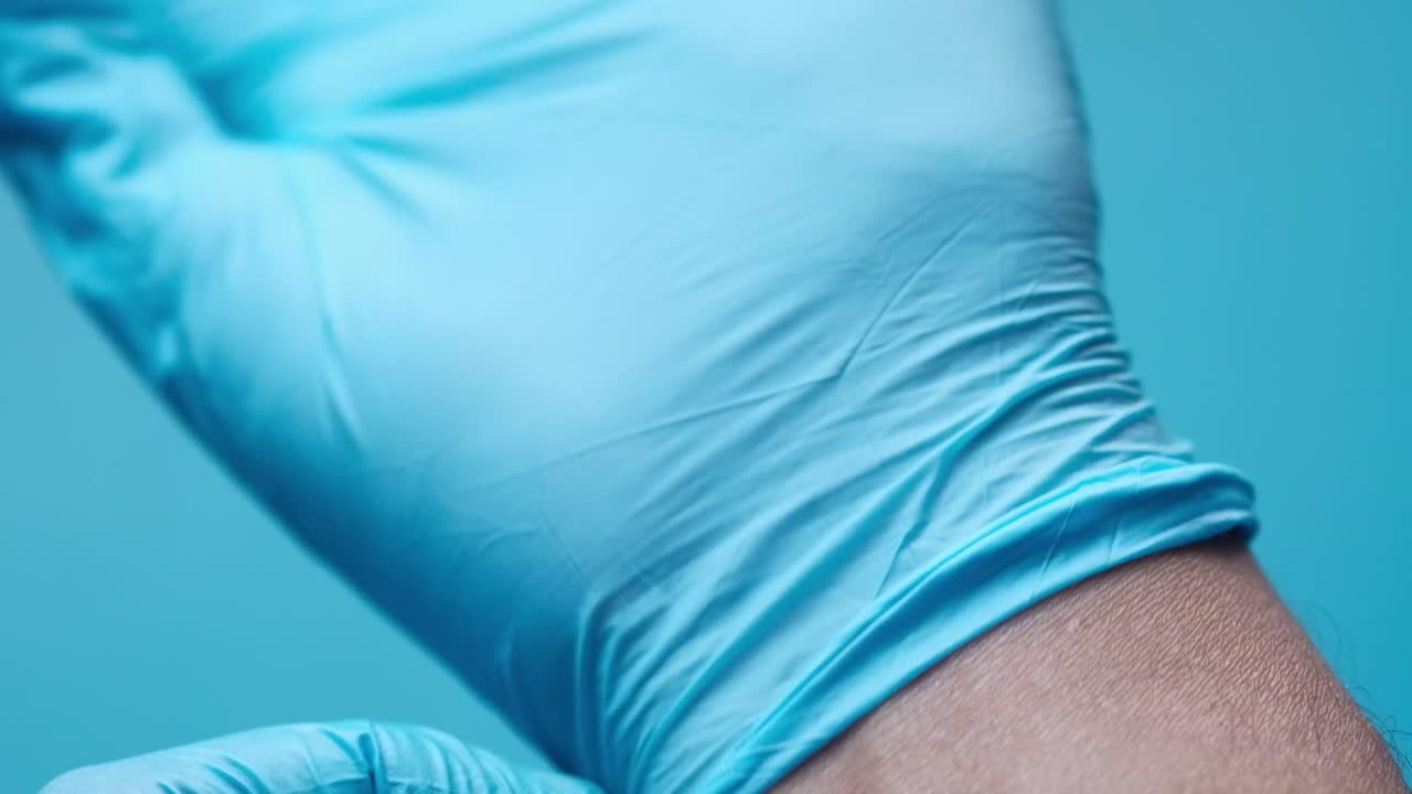 primer plano de un par de guantes médicos azules