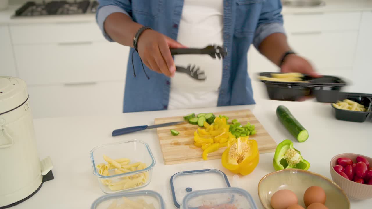 Vertikales Video: Mann beginnt mit Zange, Schale mit Pasta zu füllen, animierte Tags für Essenszubereitung werden angezeigt