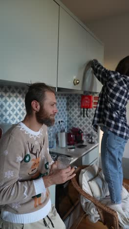 una pareja disfrutando de una acogedora mañana de navidad en la cocina