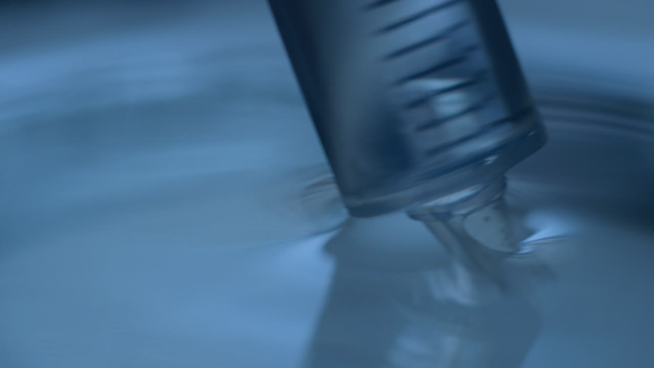 물과 주사기 느린 동작