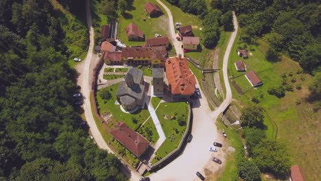 la vista de drone superior más increíble de la iglesia y el monasterio más hermosos del paisaje