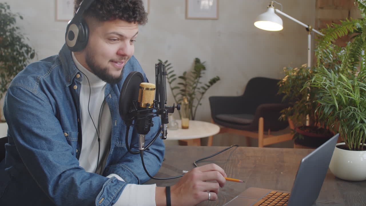 Conduttore di podcast che lavora in studio di registrazione