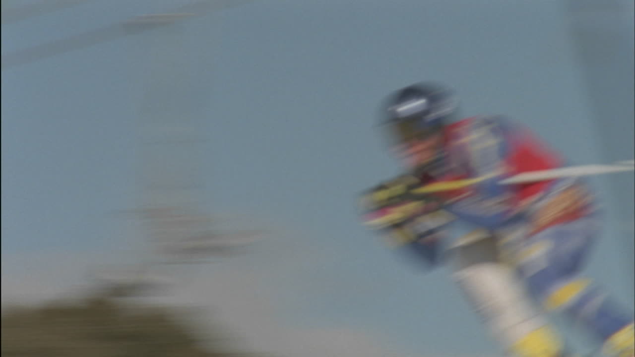 esquiador alpino corriendo un curso cuesta abajo 21