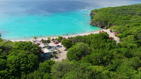 Drone-push-in-tilt-down-to-white-sands-and-clear-water-of-Grote-Knip-Curacao