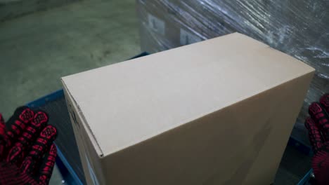 trabajadores de almacén que empacan cajas