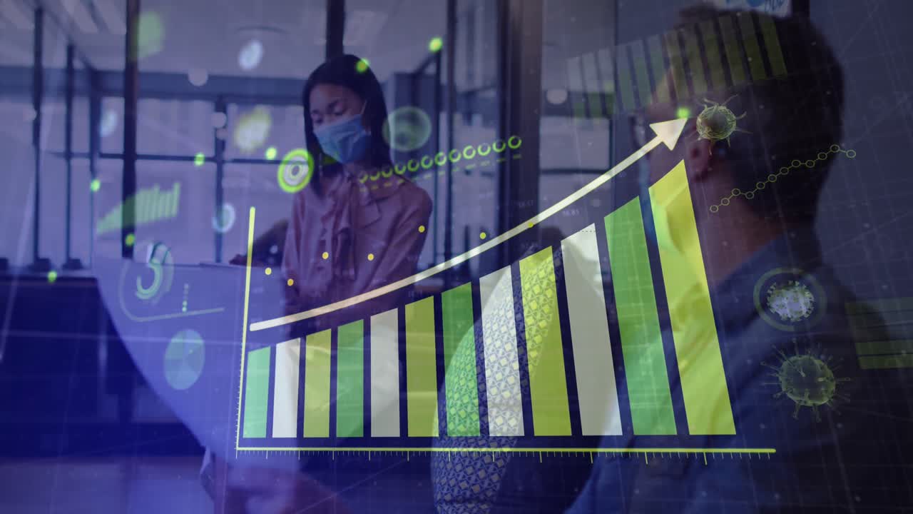 animación del procesamiento de datos financieros sobre diversas personas de negocios con máscaras faciales en la oficina