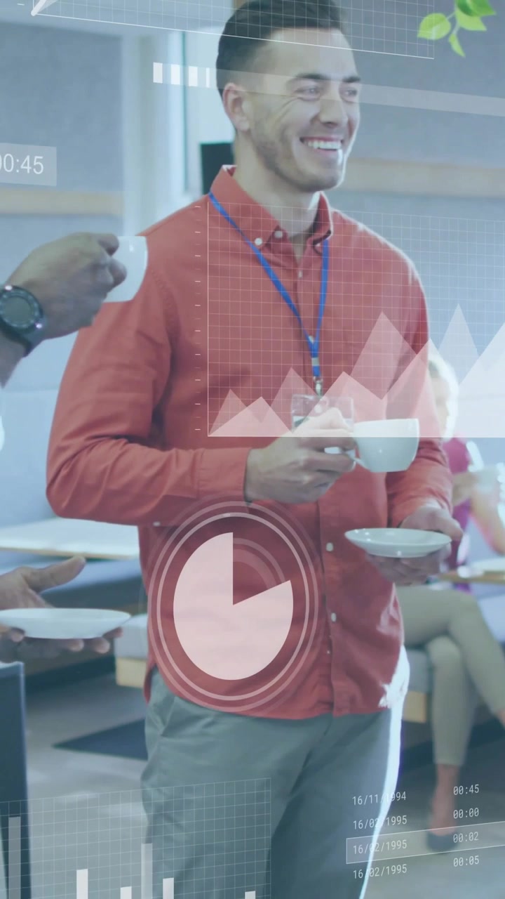 Vídeo vertical: Homem reagindo à oferta de xícara, gráficos HUD animando ao redor de ID, sorrindo e rindo no escritório