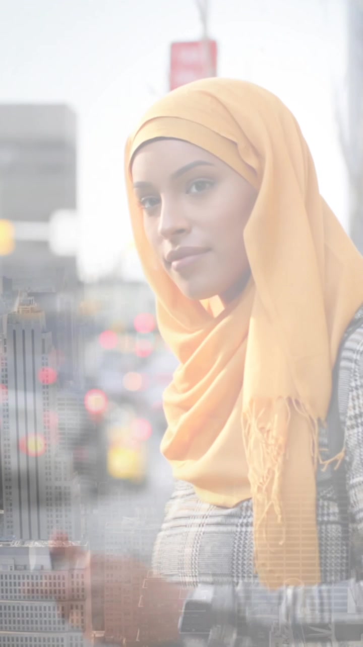 Animazione di donna asiatica con hijab che prende un taxi su paesaggio urbano