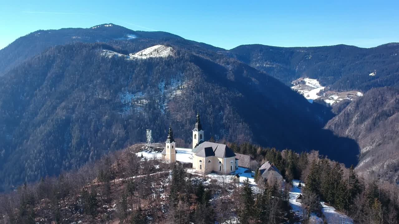 vuelo de drones sobre la iglesia en la cima de la montaña en eslovenia