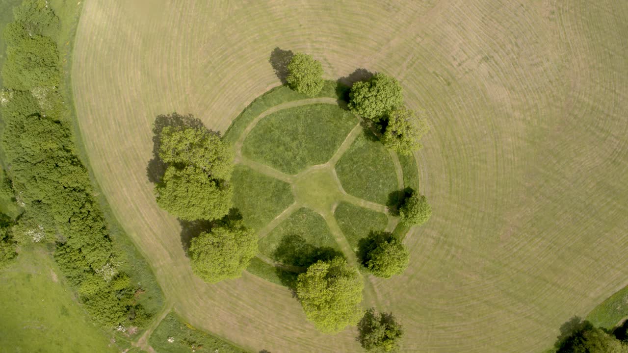 вид с воздуха на древний ирландский форт наван в армаге, северная ирландия