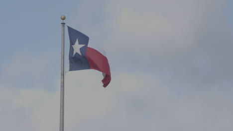 Texas-Flagge-Weht-Im-Wind-In-Austin,-Texas