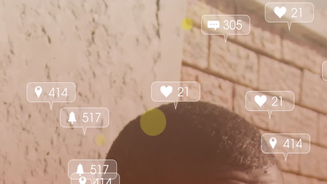 벽에  ⁇ 힌 아프리카계 미국인 남자의 머리를 자르는 알림 아이콘의 애니메이션