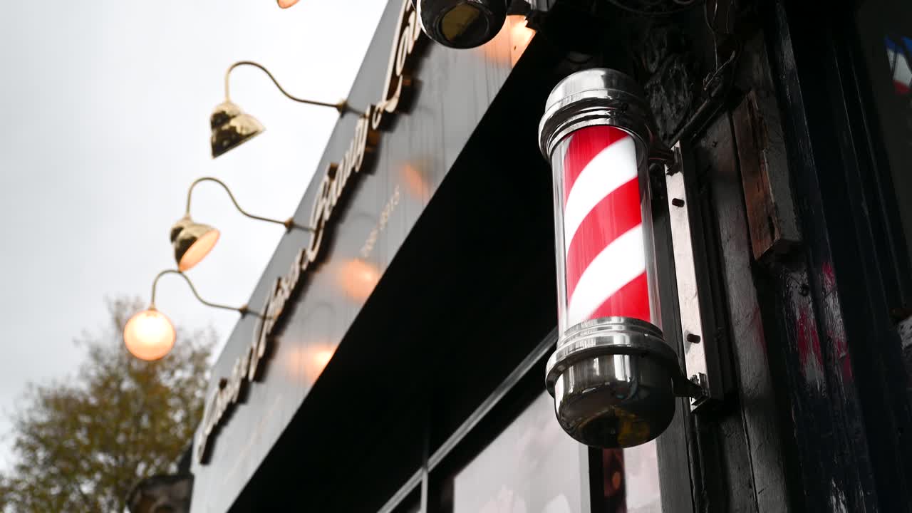 buscando cortarse el pelo, aquí está su barbero local, londres, reino unido