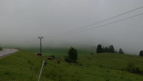 El-Teleférico-Está-Inactivo-Debido-A-Una-Nube-De-Espesa-Niebla-Que-Cubre-El-Complejo-Kaprun