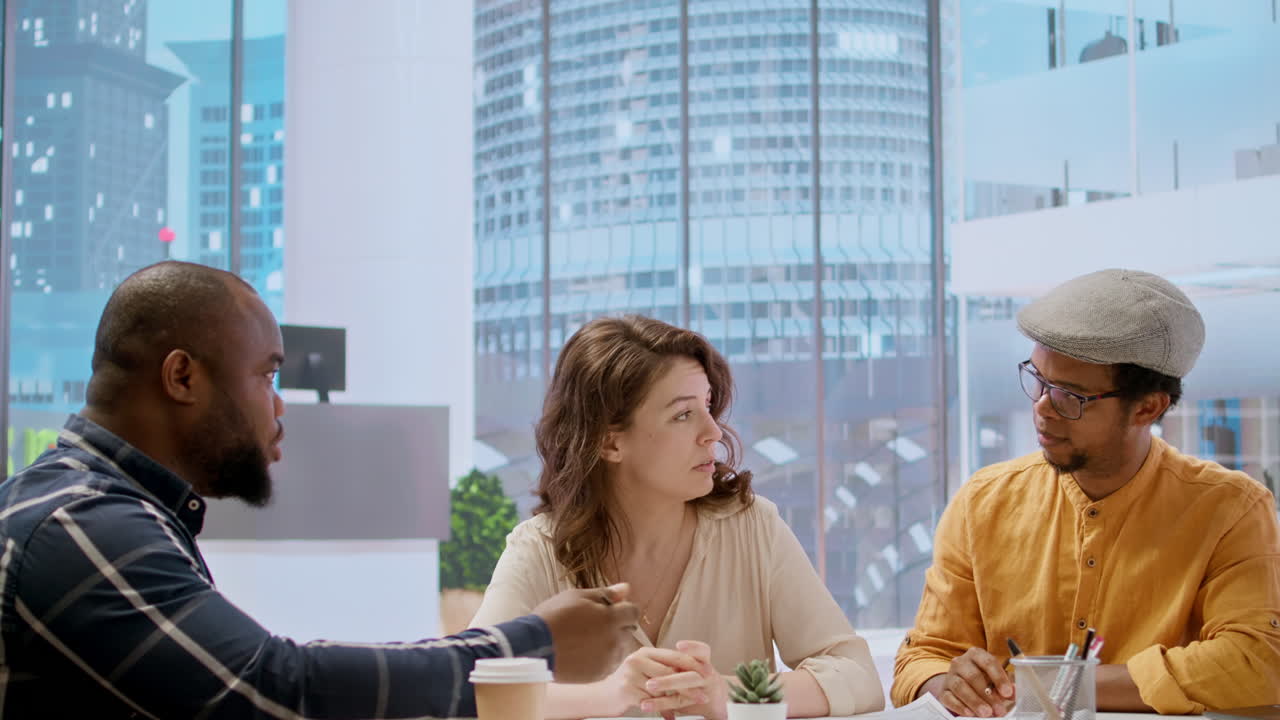 부동산 중개인이 사무실 투어에서 사업가에게 청사진을 제시하고 있습니다.