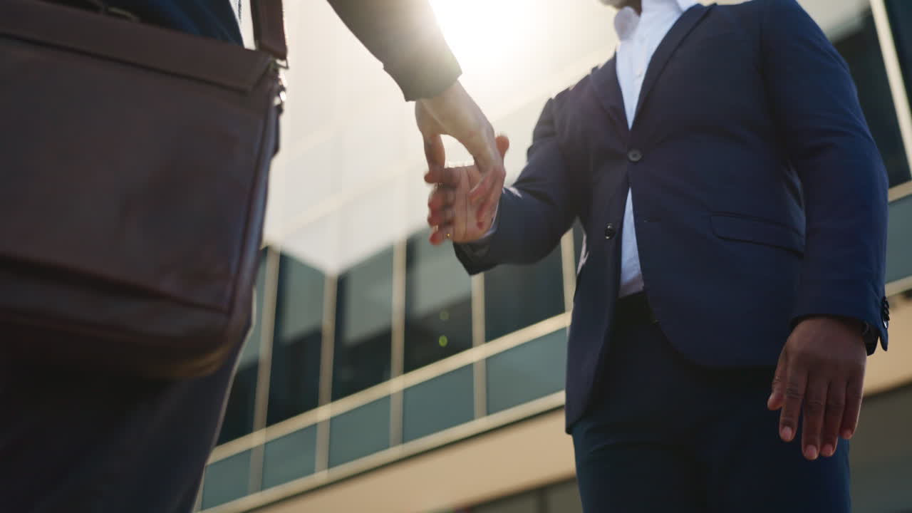 Aperto de mão, cidade e pessoas de negócios em trabalho em equipe
