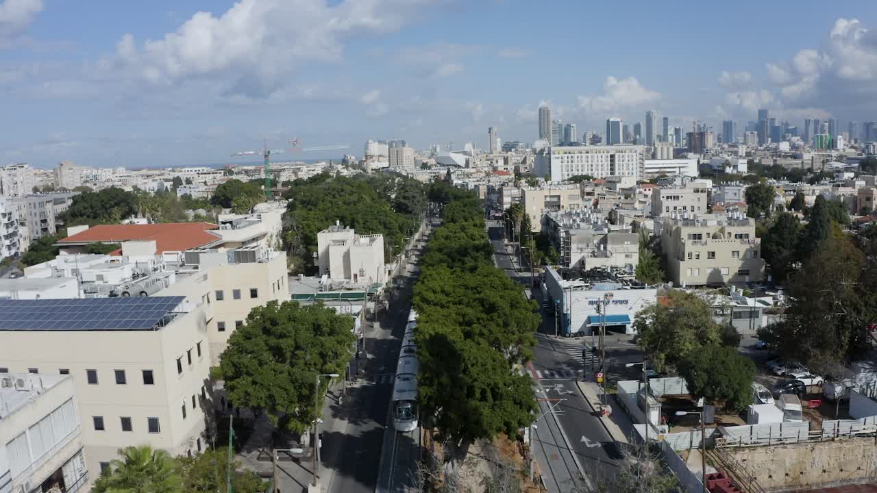 novo comboio leve passando por tel aviv, trânsito em massa na área suburbana