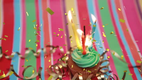 animación de confeti de oro cayendo sobre velas encendidas y chispas en el pastel de cumpleaños