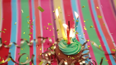 animación de confeti de oro cayendo sobre velas encendidas y chispas en el pastel de cumpleaños