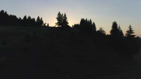 Sommersonnenaufgang-In-Den-Bergen,-Antenne