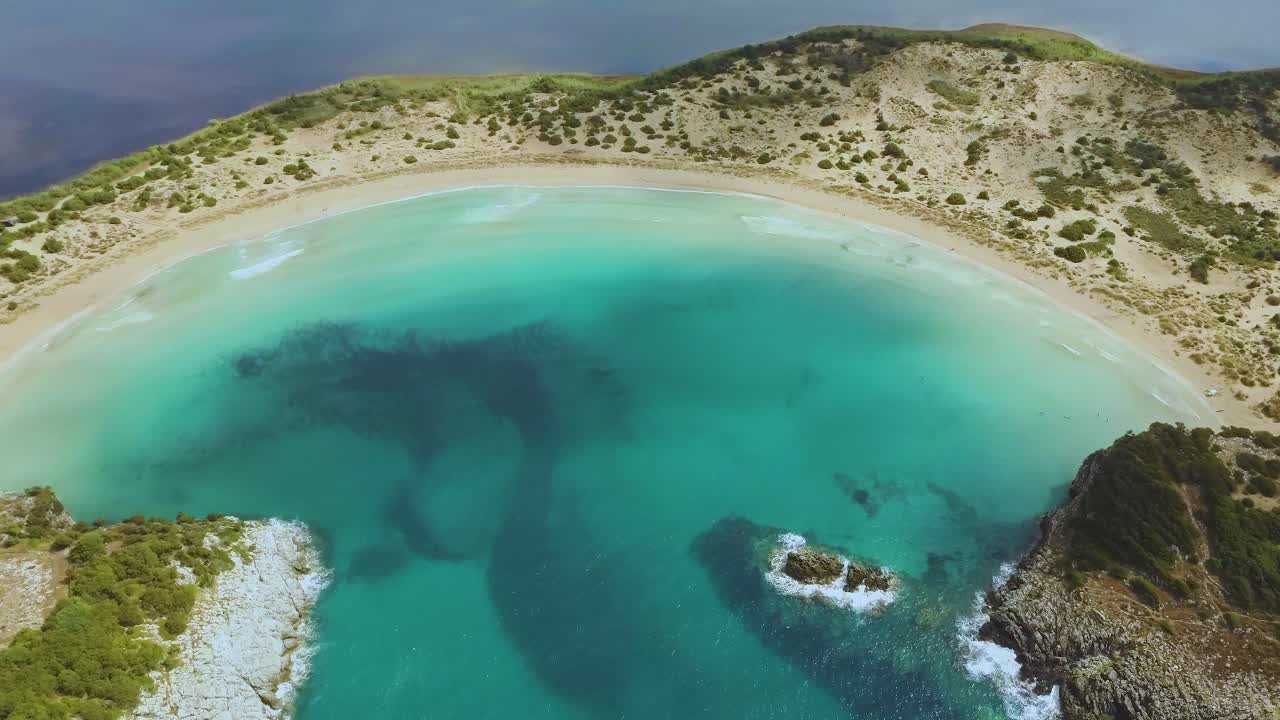 visión general aérea de drones de 4k de la playa de voidokoilia