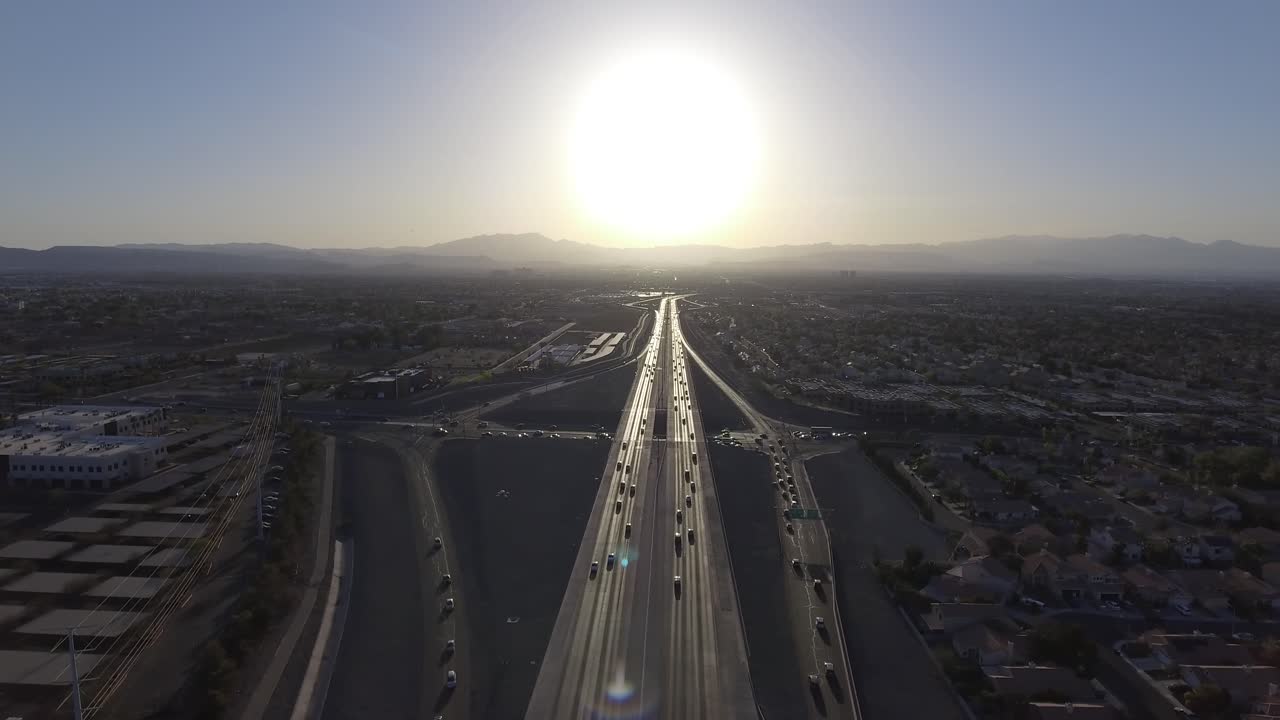 아름다운 일몰 영화 공중 드론 샷 4k 동안 라스베가스, 네바다 고속도로