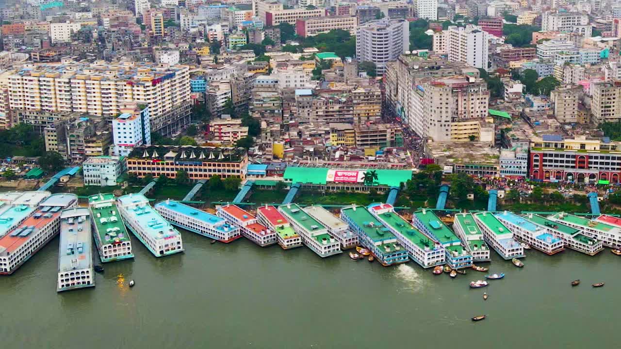 Video drone del terminal navale di Sadarghat sul fiume Buriganga, città di Dhaka, Bangladesh, Asia