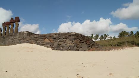 Ein-Schwenk-Hinüber-Zu-Den-Statuen-Der-Osterinsel-An-Einem-Strand-In-Der-Ferne